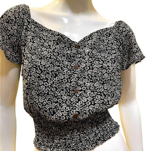 Monteau Black and White Flutter Sleeve Crop Blouse - Picture 3 of 10